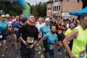 Zdjęcie przedstawia zawodników na starcie biegu głównego.