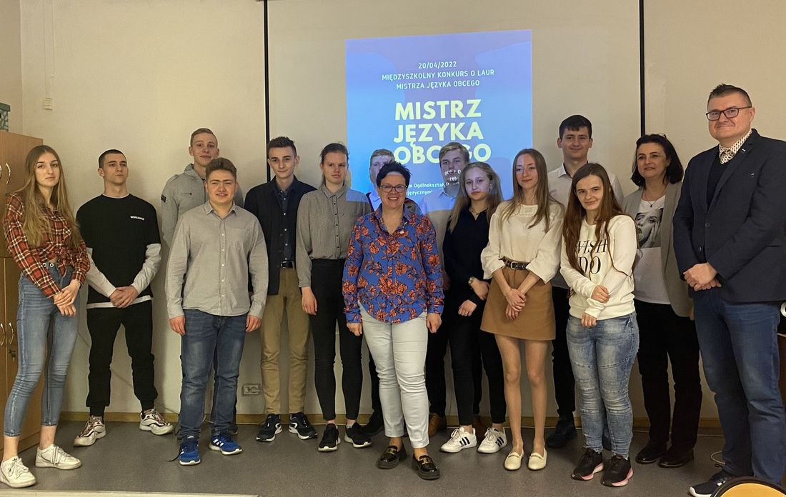 nauczyciele i uczniowie podczas konkursu mistrz języka obcego
