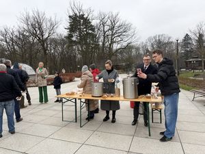 Młody człowiek robi selfie z prezydentem 