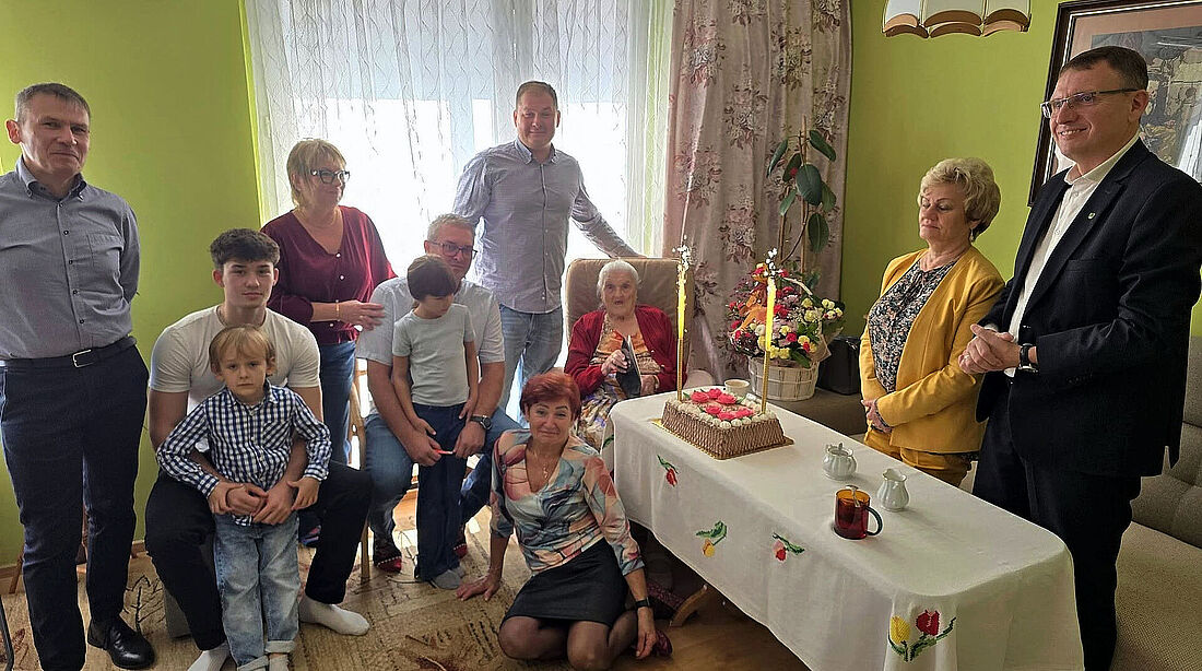 Honorata Barańczyk z rodziną świętująca swoje 101 urodziny