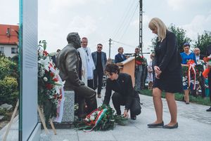 składanie kwiatów pod pomnikiem Henryka Sławika