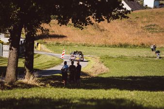 Rajdowy pojazd zwalniający przy zakręcie
