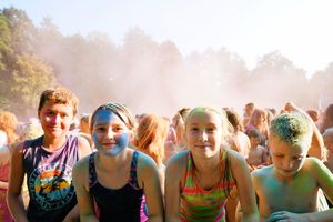 Czwórka dzieci podczas zabawy.