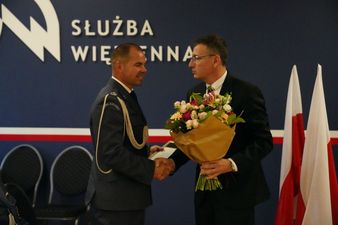 Prezydent Michał Urgoł składa gratulacje majorowi Marcinowi Żakowi