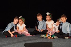 dzieci przebrane za kwiaty na scenie