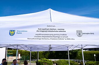 Namiot z nadrukiem informujacym o reazlizacji zadania z Marszałowskiego Konkursu Inicjatywy Sołeckiej. 