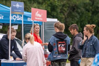 Młodzież i dorośli rozmawiający przy stoiskach promocyjnych (m.in. marki Fiprex) podczas plenerowego festynu
