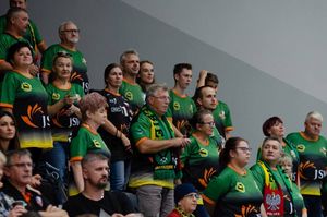 Publiczność ogląda mecz.