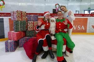 Mikołaj na lodowisku.