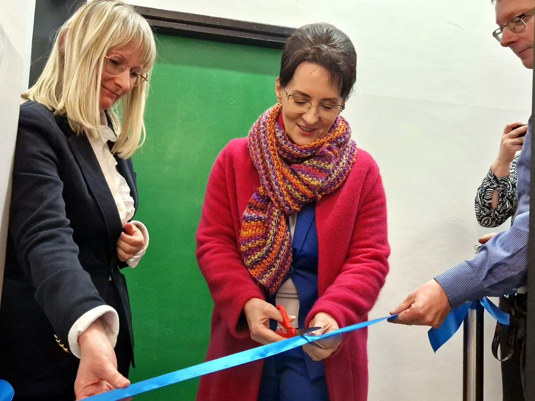 Zdjęcie przedatwia prezydent miasta przecinającą wstęgę.