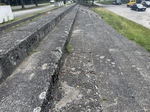 zniszczone schody w Jarze Południowym
