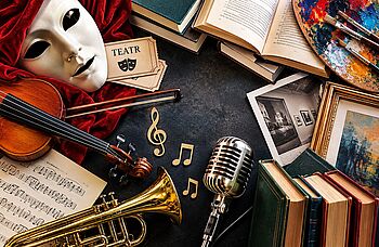 przedmioty związane z kulturą: maska, instrumenty, książki, bilety.