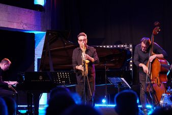 Artysta grający na saksofonie 