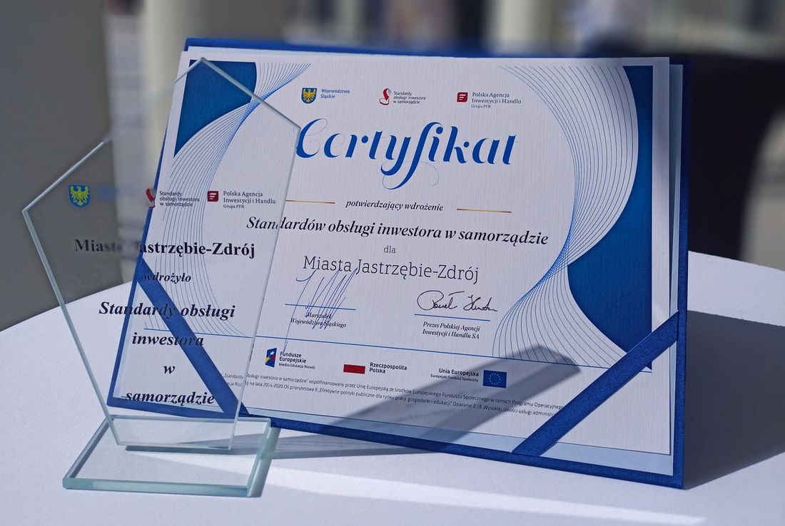 Zdjęcie przedstawia certyfikat dla naszego miasta.