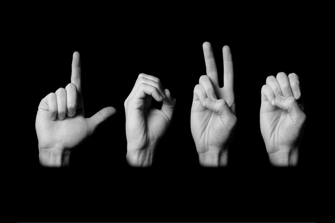 Zdjęcie przedstawia migające dłonie.