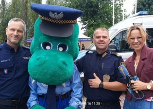 Policjanci z maskotką Policji