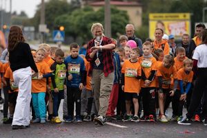 Zdjęcie przedstawia młodych zawodników na starcie zawodów.