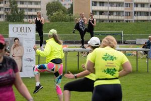 Uczestniczki VIII Jastrzębskiego Biegu Kobiet w trakcie ćwiczeń.