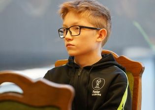 Młody zawodnik UKS Pionier słuchający w skupieniu przemówień
