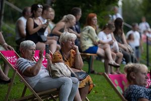 Publiczność na OWN-ie - tłum ludzi, siedzących na leżakach
