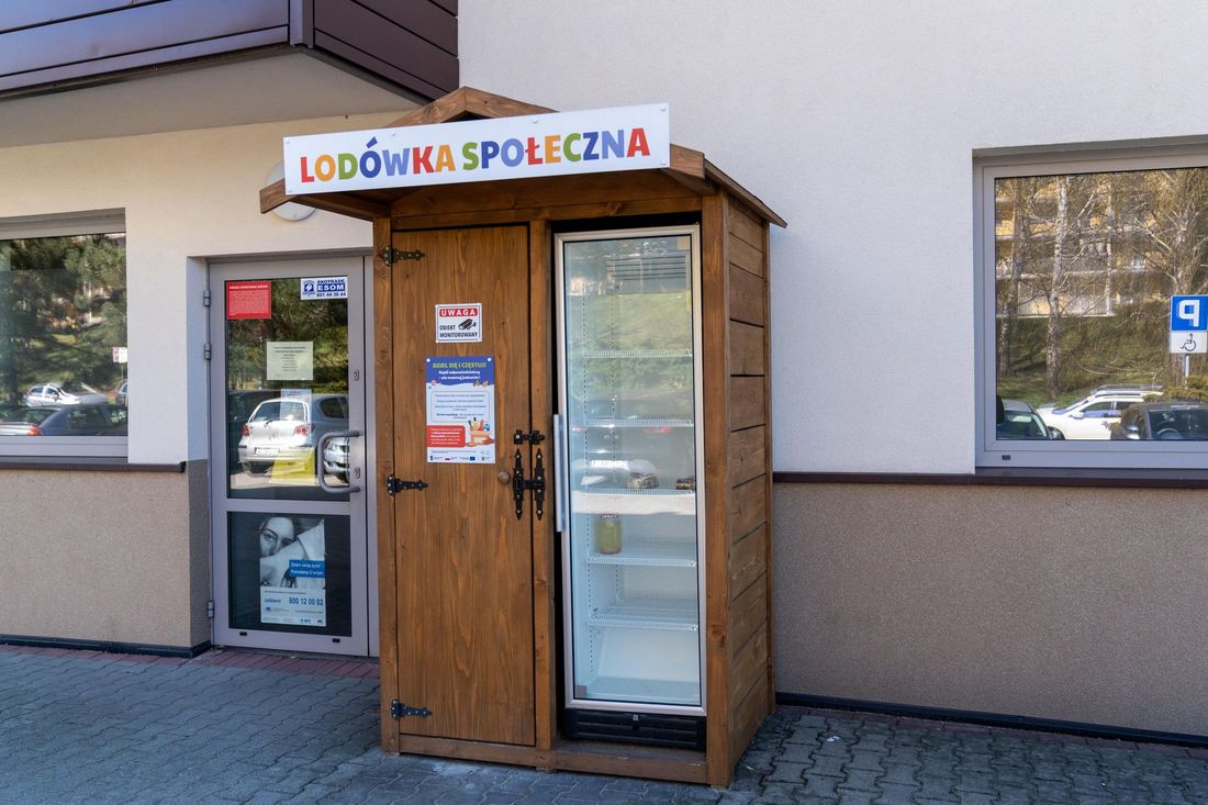 Lodówka społeczna przy ośrodku pomocy społecznej w jastrzębiu-zdroju
