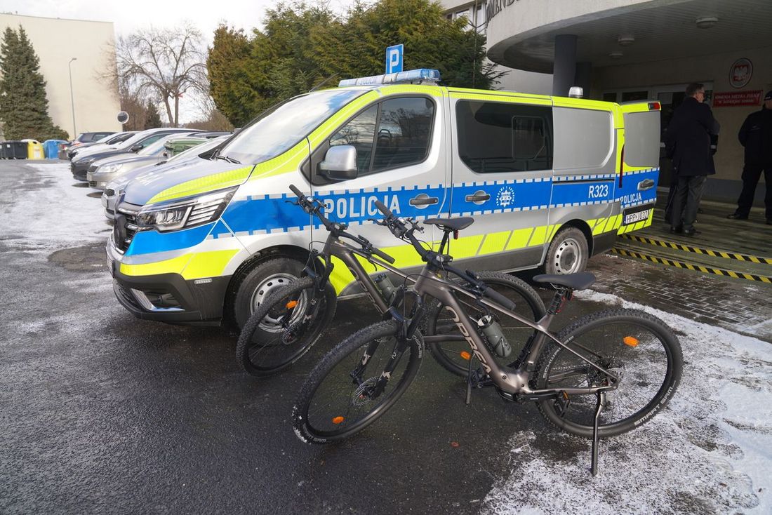 furgon policyjny na jego tle nowe rowery 