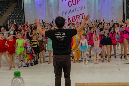 Grupa tancerek podczas rozgrzewki przed występem