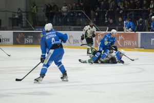 Walka o krążek w środkowej tercji.