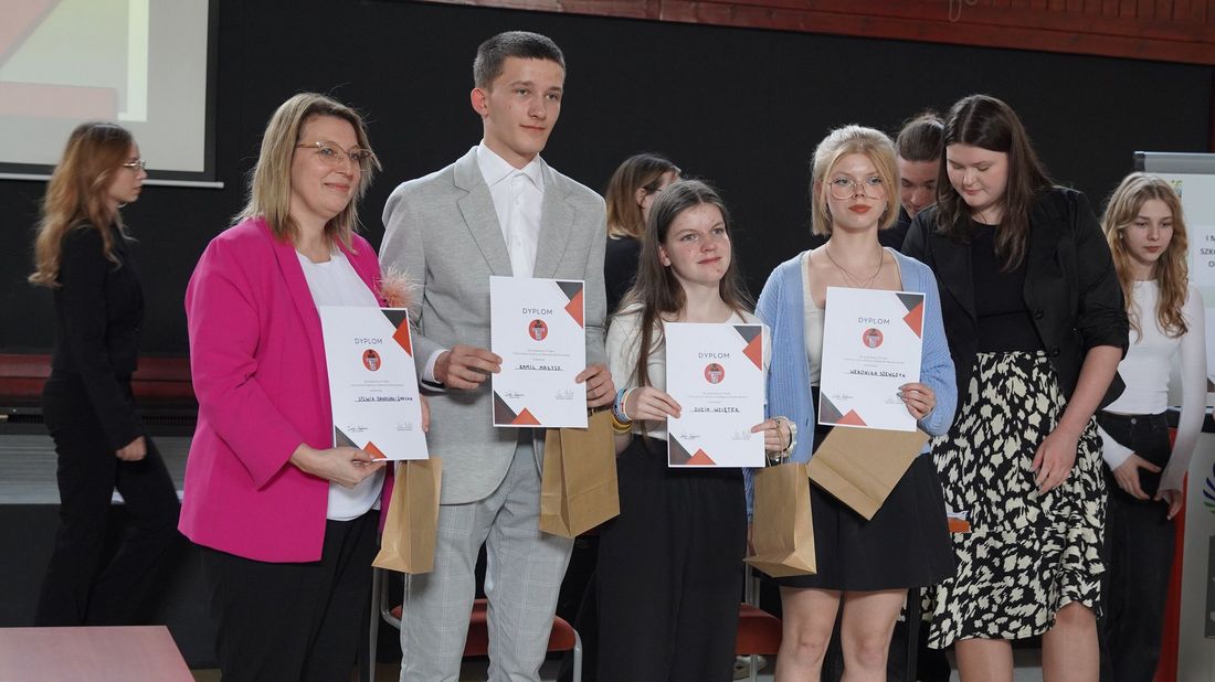 Zdjęcie przedstawia wygraną drużynę Omikron.