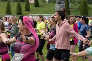 Uczestniczki VIII Jastrzębskiego Biegu Kobiet w trakcie ćwiczeń.