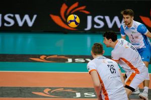 Zawodnicy Jastrzębskiego Węgla w przyjęciu zagrywki.