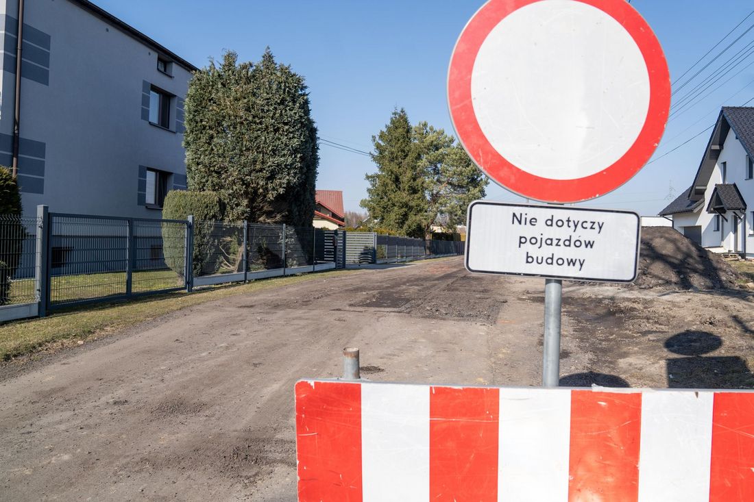 znak zakazu na remontowanej ulicy
