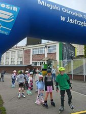 Grupa rolkarzy ustawiona w szeregu, szykująca sie do startu