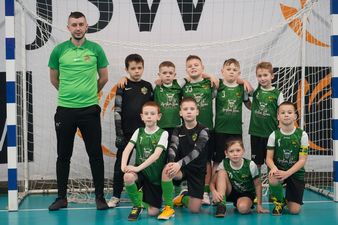 Grupowe zdjęcie drużyny UKS Orzeł Moszczenicy z trenerem 