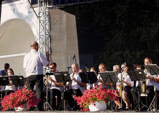 Dyrygent przed orkiestrą podczas koncertu