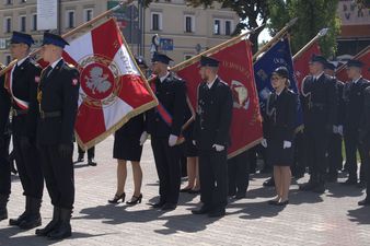Delegacje Policji Ochotniczej Straży Pożarnej przed wejściem do kościoła