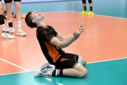 Jakub Szczurowski kleczący przy boisku w geście euforii po zwycięstwie w półfinale