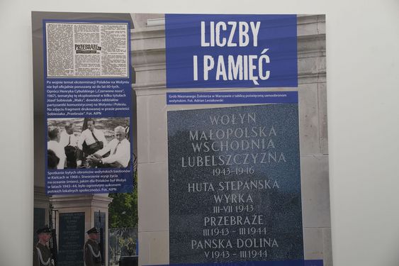 Plansza zatytułowana „Liczby i pamięć” ze zdjęciem tablicy z Grobu Nieznanego Żołnierza upamiętniającej Wołyń
