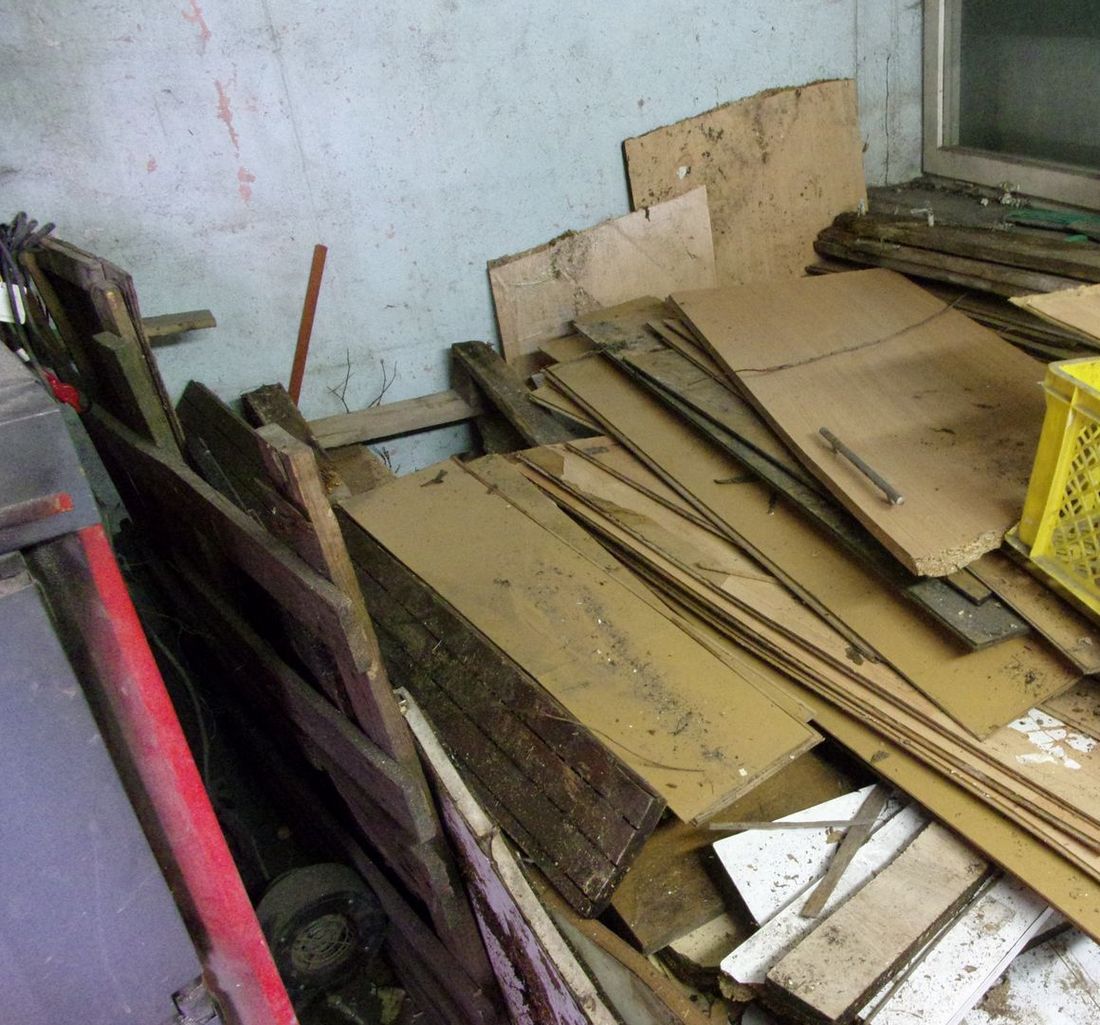 Płyty przygotowane do spalenia.