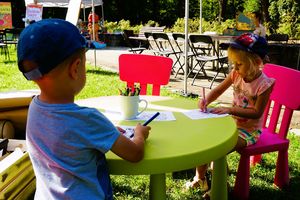 Dzieci malujące obrazek. 