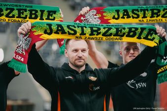 Staszewski trzyma szalik w górze 