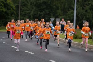 Zdjęcie przedstawia biegnących zawodników.