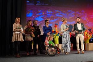Zdjęcie przedstawia obchody jubileuszu 70-lecia Przedszkola Specjalnego Małych Bohaterów.