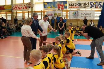 Pasowanie najmłodszych sportowców minisiatkówki przez Andrzeja Matusiaka II Zastepcy Prezydenta Miasta Jastrzębie-Zdrój