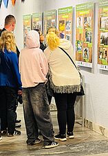 widzowie oglądaja prace podczas finisażu