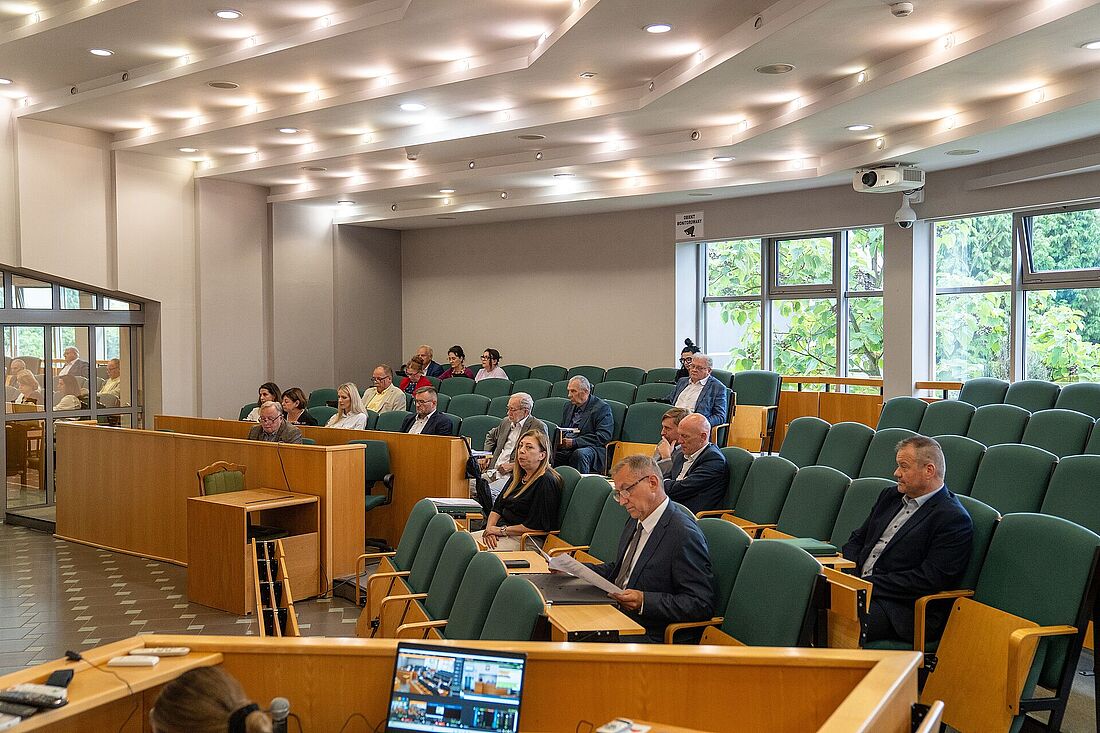 Radni siedzą na sali sesyjnej