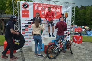 Dekoracja medalowa - trzech kolarzy na podium
