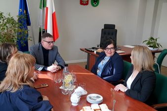 przy stole siedzą uczestnicy spotkania 