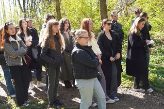 Studenci słuchający wskazówek 