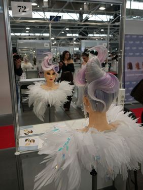 Zbliżenie na fryzurę konkursową